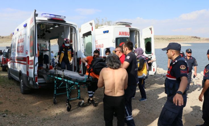 Serinlemek için Baraj göletline giren 2 genç boğuldu